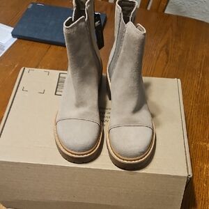Women's Suede Chelsea Ankle Boots in Taupe
